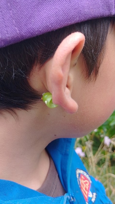 Un primer plano de la oreja de una persona.